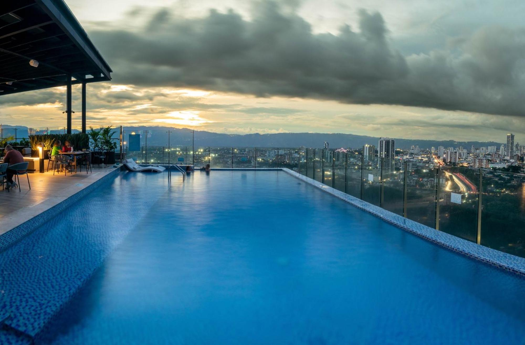 Holiday Inn Bucaramanga Cacique By Ihg מראה חיצוני תמונה Infinity pool at the top of the building