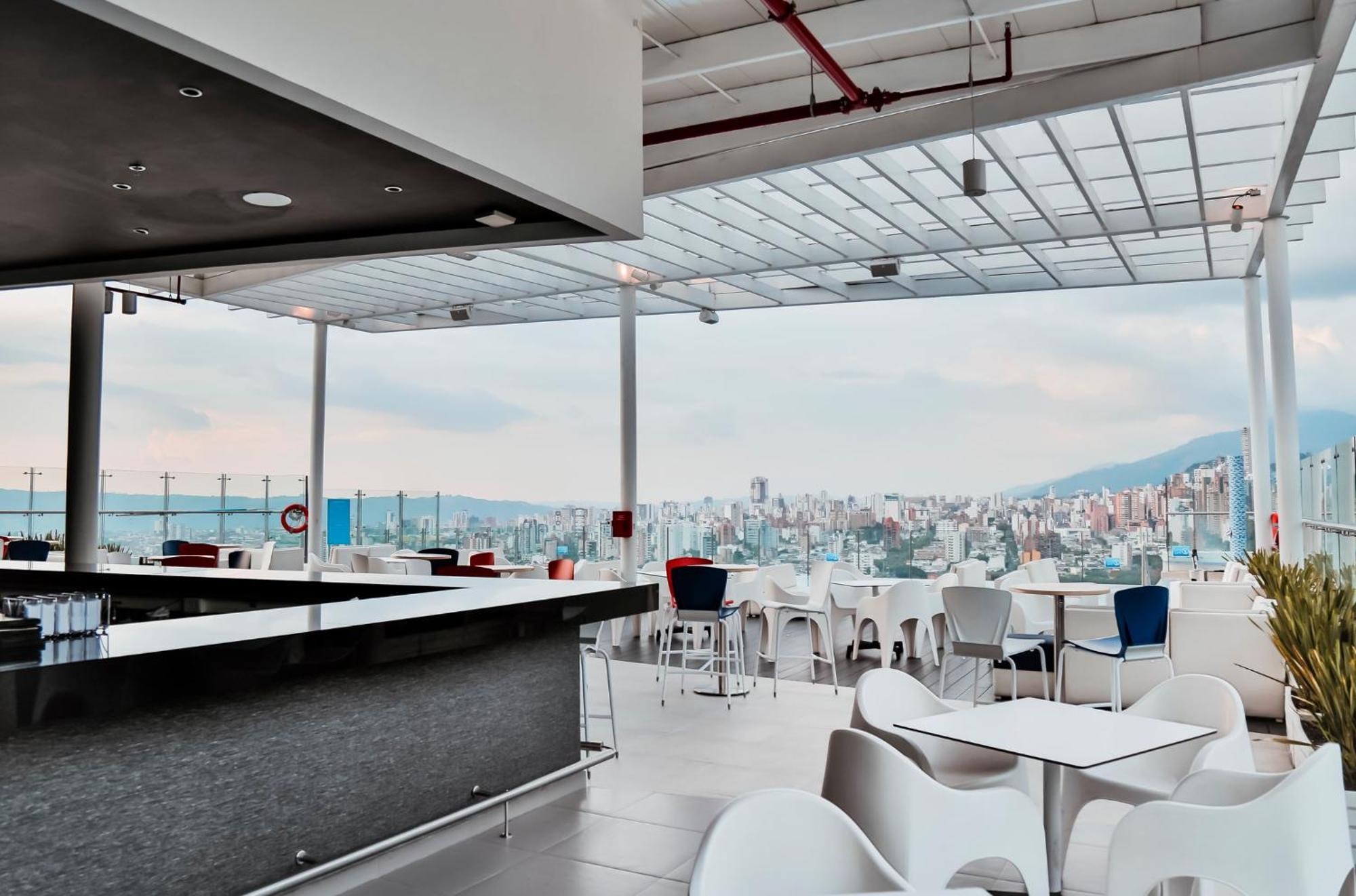 Holiday Inn Bucaramanga Cacique By Ihg מראה חיצוני תמונה Skyline Lounge at Santiago Airport