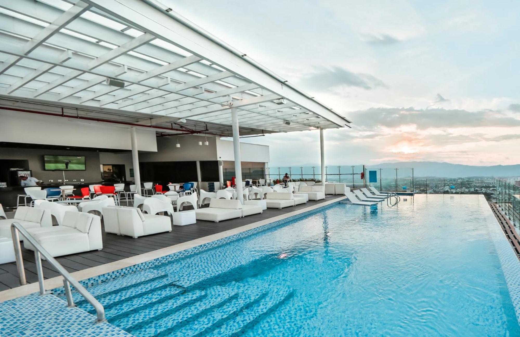 Holiday Inn Bucaramanga Cacique By Ihg מראה חיצוני תמונה Skyline Pool
