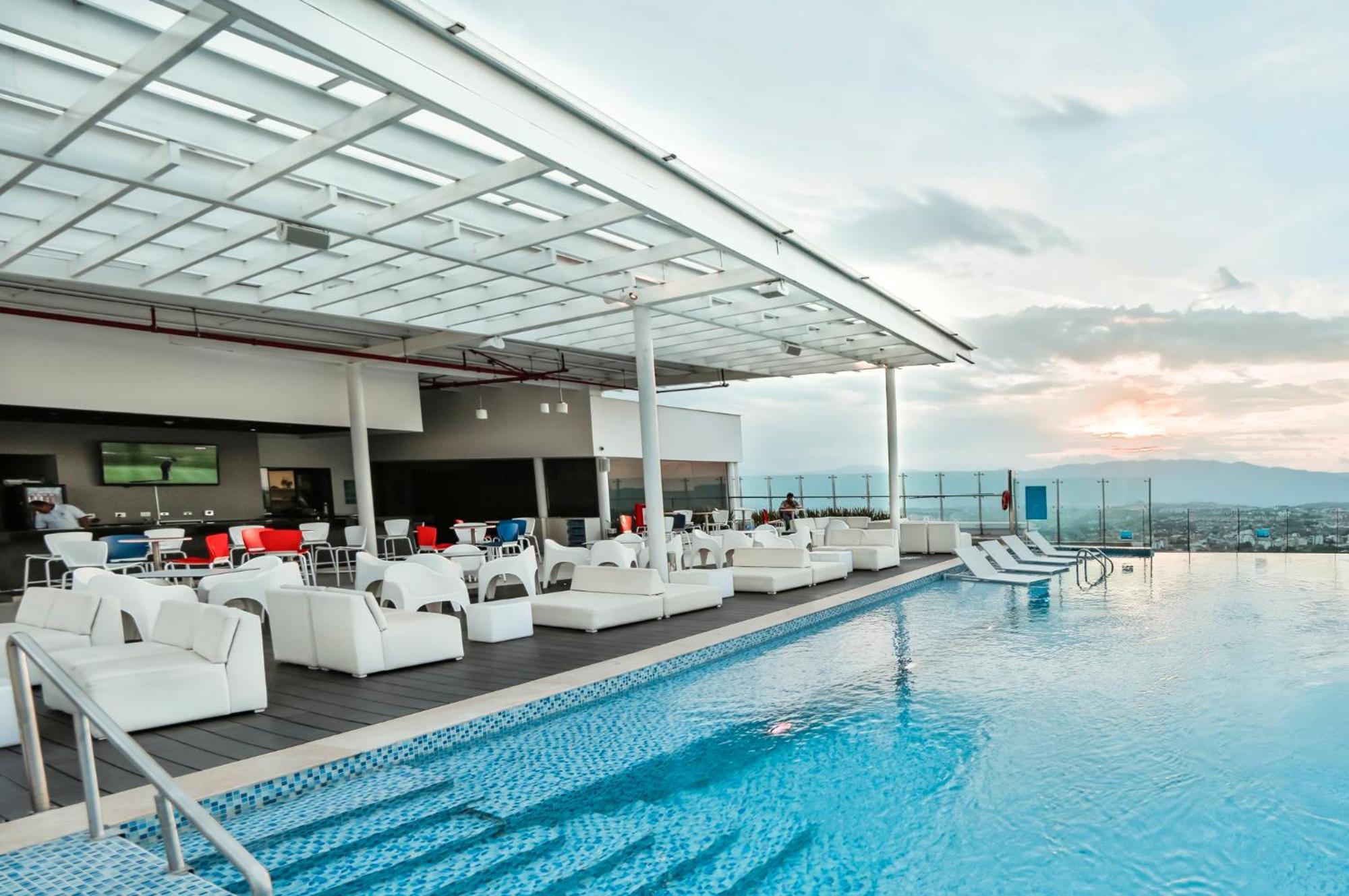 Holiday Inn Bucaramanga Cacique By Ihg מראה חיצוני תמונה Skyline Pool