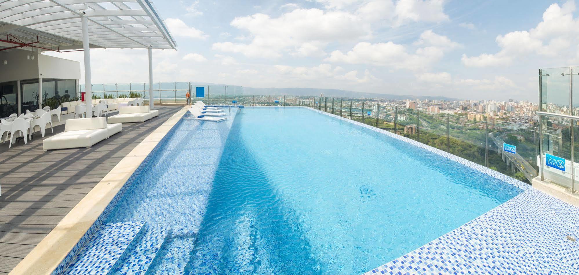 Holiday Inn Bucaramanga Cacique By Ihg מראה חיצוני תמונה Infinity pool